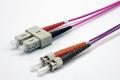 Jarreti&egrave;re zip 2,0mm OM4 50/125 SC-UPC/ST-UPC LSZH magenta 15m